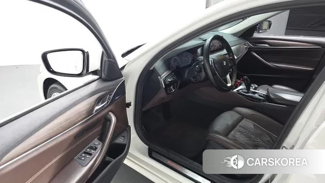 BMW 5 Series (G30) 2019 Белый из Кореи, фото 2