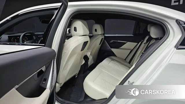 BMW 5 Series (G60) 2024 Белый из Кореи, фото 2