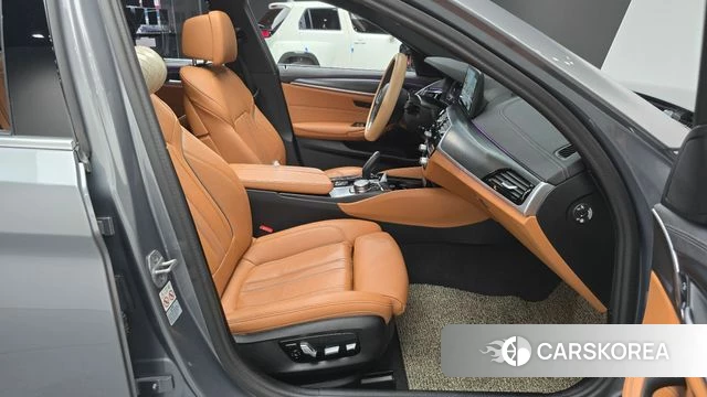 BMW 5 Series (G30) 2023 Серебристо-серый из Кореи, фото 2