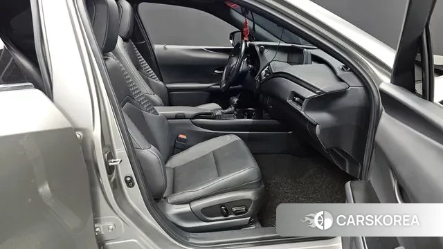 Lexus UX250h 2021 Серый из Кореи, фото 2