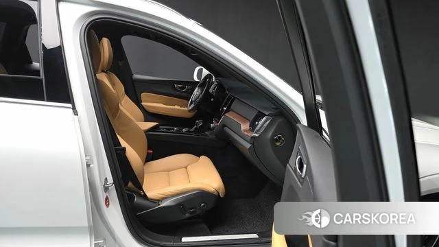 Volvo XC60 second Generation 2018 Белый из Кореи, фото 2