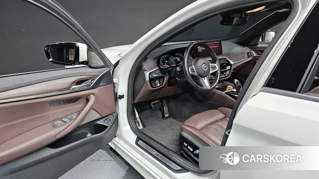 BMW 5 Series (G30) 2021 Белый из Кореи, фото 2