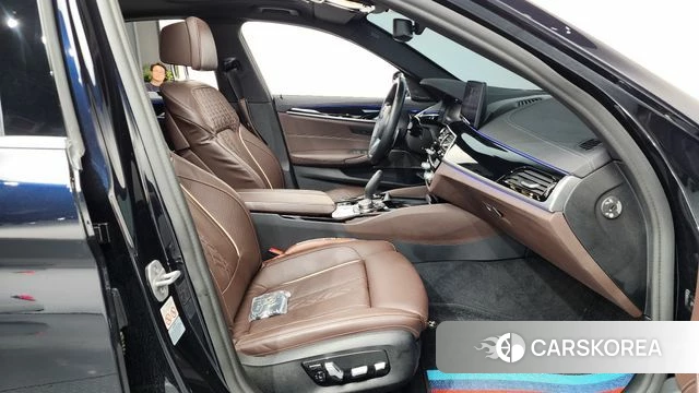 BMW 5 Series (G30) 2022 Черный из Кореи, фото 2