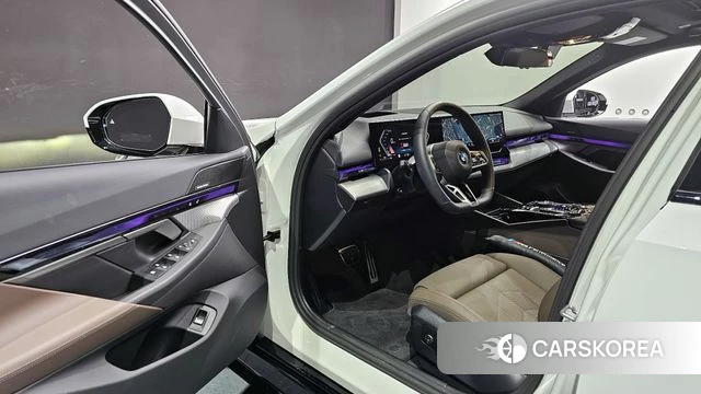 BMW 5 Series (G60) 2025 Белый из Кореи, фото 2