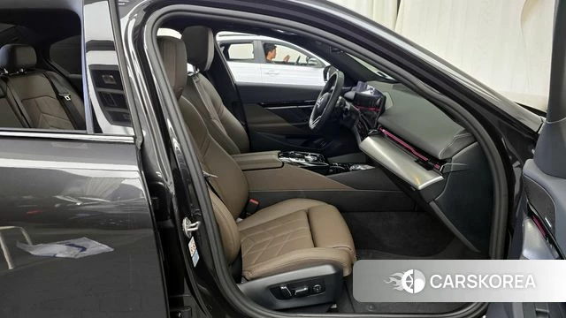 BMW 5 Series (G60) 2024 Серый из Кореи, фото 2