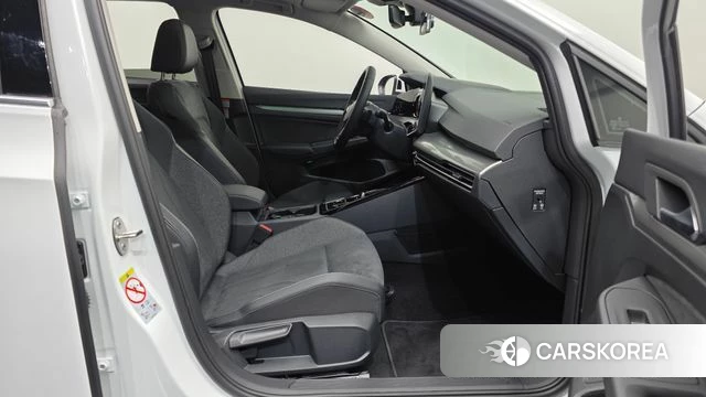 Volkswagen Golf 8th Generation 2025 Белый из Кореи, фото 2