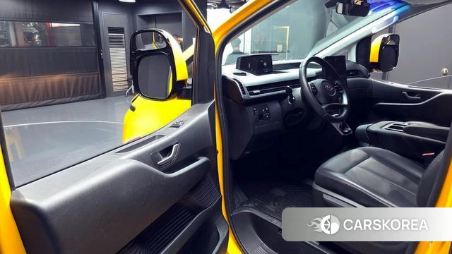 Hyundai Staria 2023 Желтый из Кореи, фото 2