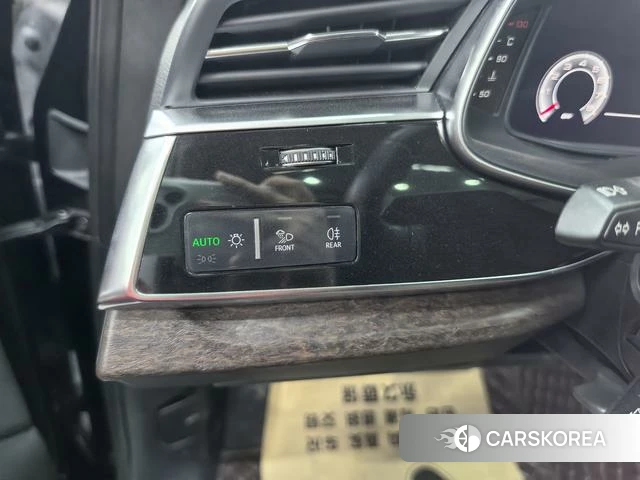 Audi Q7 2021 Черный из Китая, фото 2