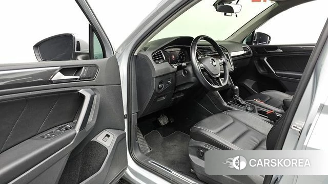Volkswagen Tiguan second Generation 2018 Серебристо-серый из Кореи, фото 2