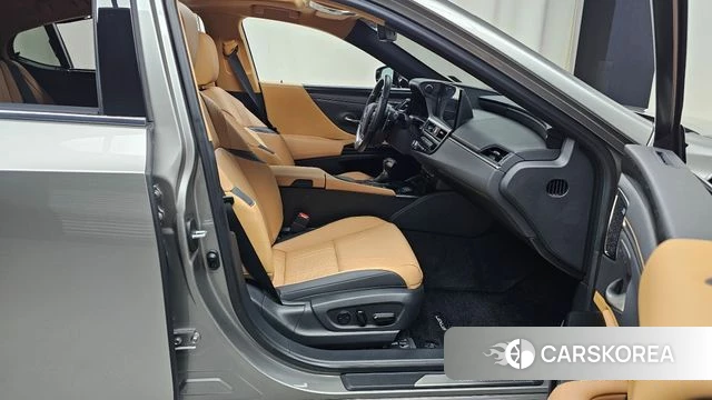 Lexus ES300h 7th generation 2022 Серебристо-серый из Кореи, фото 2