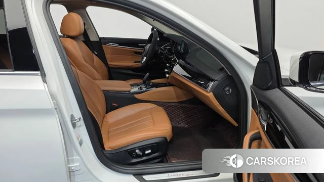 BMW 5 Series (G30) 2018 Белый из Кореи, фото 2