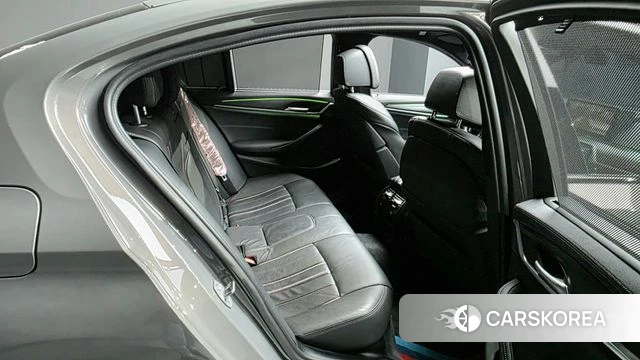 BMW 5 Series (G30) 2022 Серебристо-серый из Кореи, фото 2