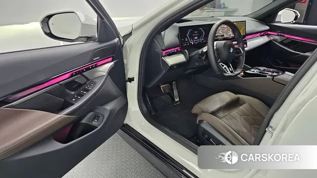 BMW 5 Series (G60) 2025 Белый из Кореи, фото 2