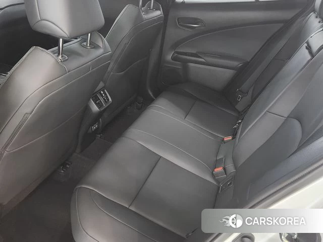 Lexus UX250h 2023 Белый из Кореи, фото 2