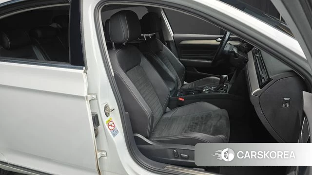 Volkswagen Passat GT (B8) 2021 Белый из Кореи, фото 2