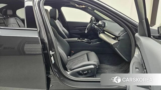 BMW 5 Series (G60) 2024 Серый из Кореи, фото 2