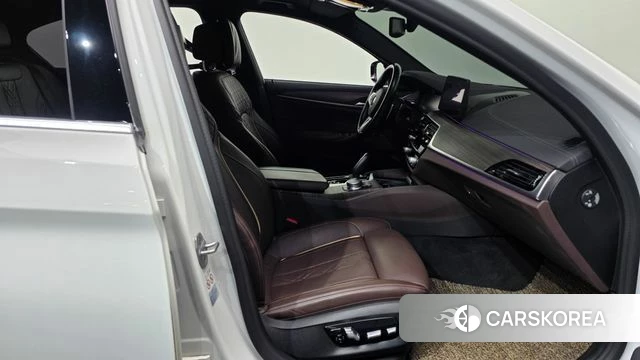 BMW 5 Series (G30) 2021 Белый из Кореи, фото 2