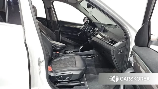 BMW X1 (F48) 2021 Белый из Кореи, фото 2