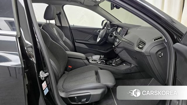 BMW 1 Series (F40) 2023 Черный из Кореи, фото 2