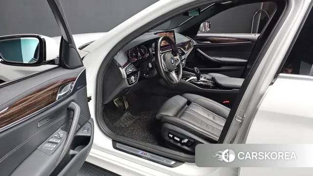 BMW 5 Series (G30) 2021 Белый из Кореи, фото 2