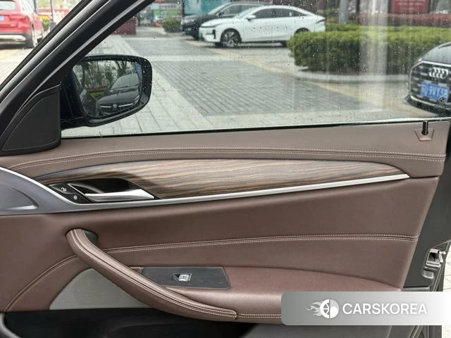 BMW 5 series PHEV 2021 Черный из Китая, фото 2