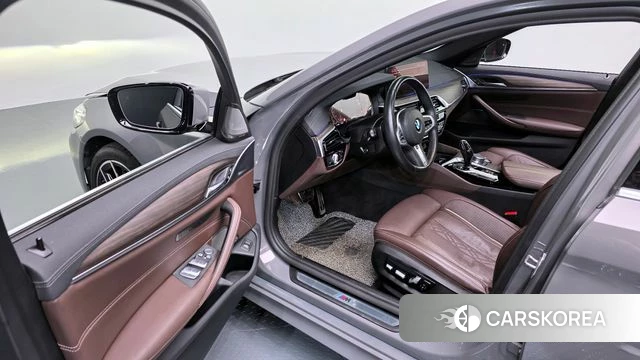 BMW 5 Series (G30) 2021 Серебристо-серый из Кореи, фото 2
