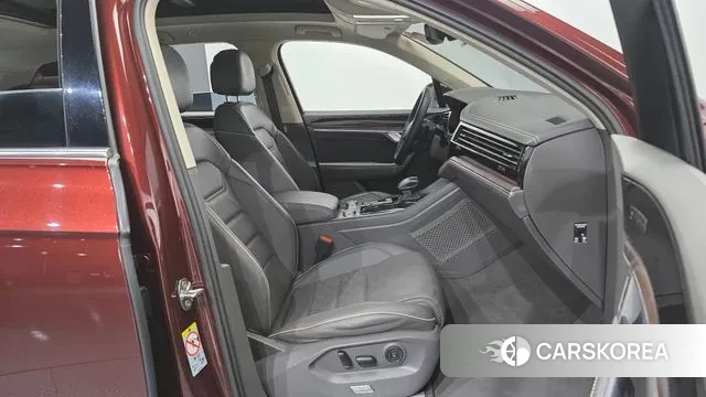 Volkswagen Touareg 3rd generation 2023 Красный из Кореи, фото 2