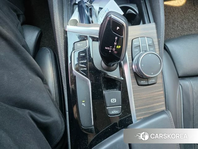 BMW 5 Series (G30) 2018 Белый из Кореи, фото 2