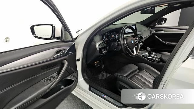 BMW 5 Series (G30) 2018 Белый из Кореи, фото 2