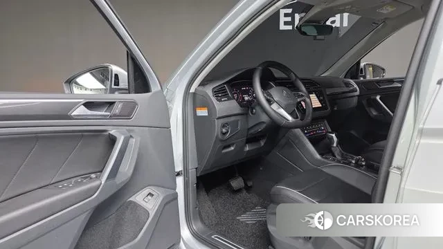 Volkswagen Tiguan second Generation 2022 Серебряный из Кореи, фото 2