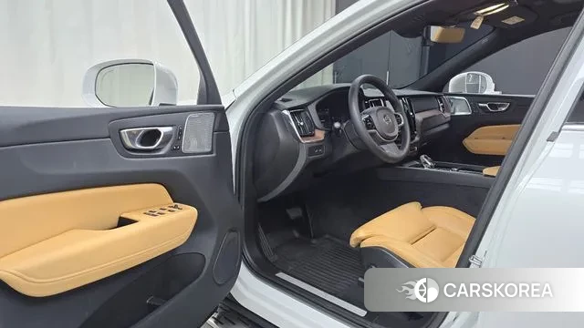 Volvo XC60 second Generation 2022 Белый из Кореи, фото 2