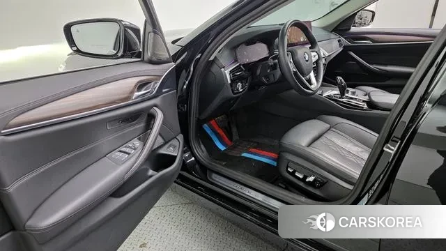 BMW 5 Series (G30) 2023 Черный из Кореи, фото 2