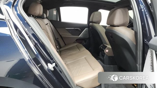 BMW 5 Series (G60) 2025 Черный из Кореи, фото 2