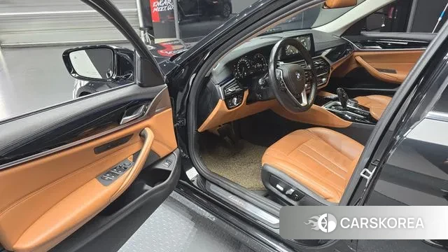 BMW 5 Series (G30) 2018 Черный из Кореи, фото 2