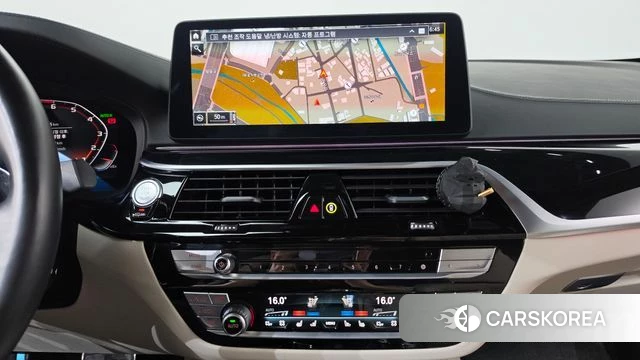 BMW 5 Series (G30) 2022 Белый из Кореи, фото 2