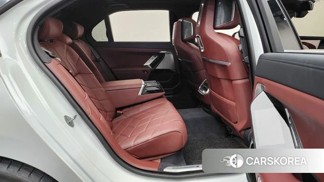 BMW 7 Series (G70) 2024 Белый из Кореи, фото 2
