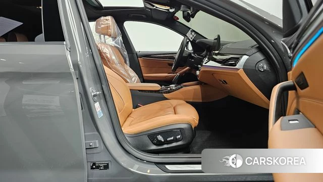 BMW 5 Series (G30) 2021 Серебристо-серый из Кореи, фото 2