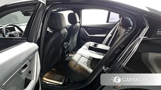 BMW 5 Series (G60) 2025 Черный из Кореи, фото 2