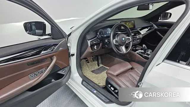 BMW 5 Series (G30) 2018 Белый из Кореи, фото 2