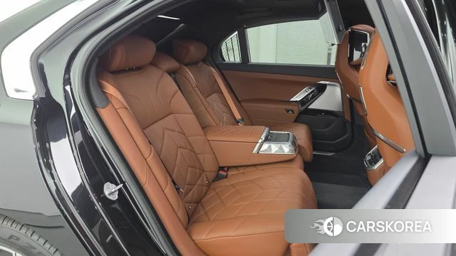 BMW 7 Series (G70) 2025 Черный из Кореи, фото 2