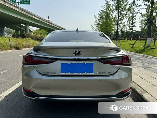 Lexus ES 2023 Серебристо-серый из Китая, фото 2