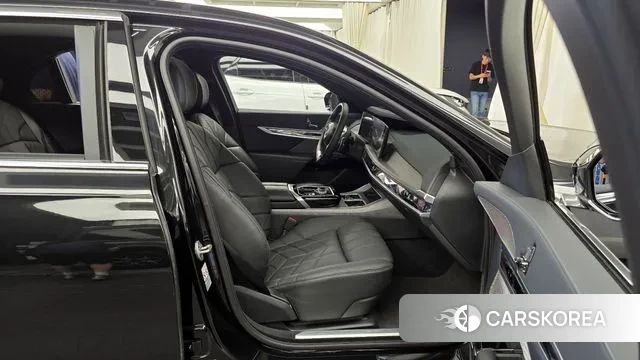 BMW 7 Series (G70) 2023 Черный из Кореи, фото 2