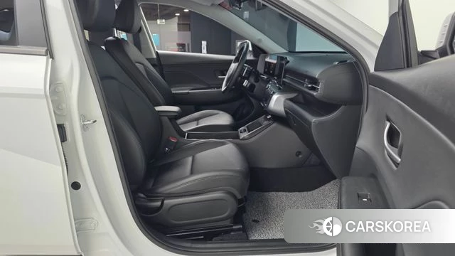 Hyundai Kona (SX2) 2024 Белый из Кореи, фото 2