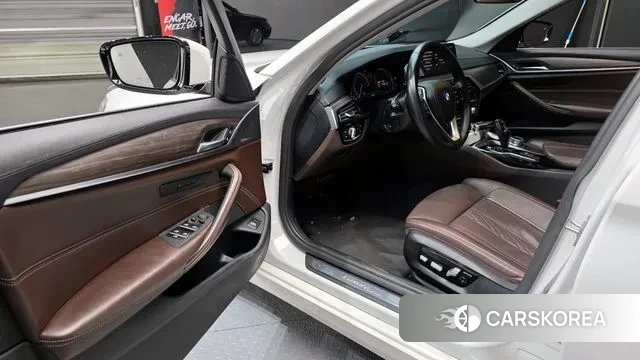 BMW 5 Series (G30) 2018 Белый из Кореи, фото 2