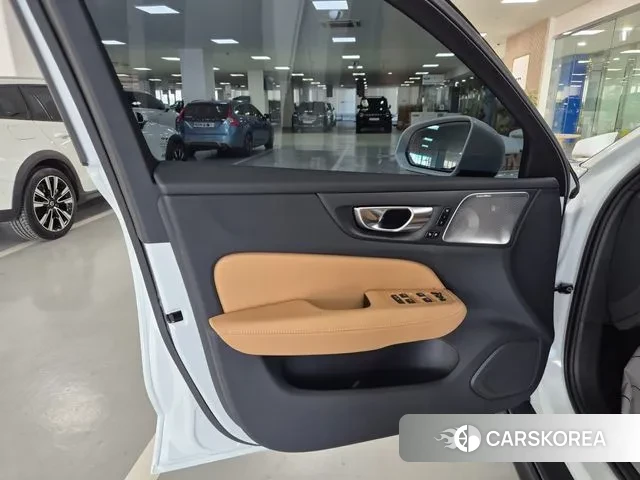 Volvo V60 Cross-Country 2nd Generation 2025 Белый из Кореи, фото 2