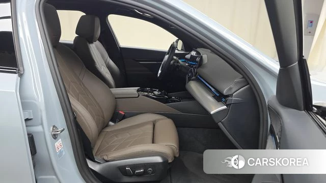 BMW 5 Series (G60) 2024 Небесно-голубой из Кореи, фото 2