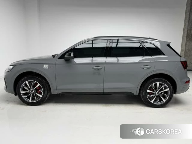 Audi Q5L 2024 Темно-серый из Китая, фото 2