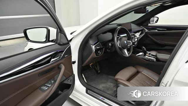 BMW 5 Series (G30) 2023 Белый из Кореи, фото 2