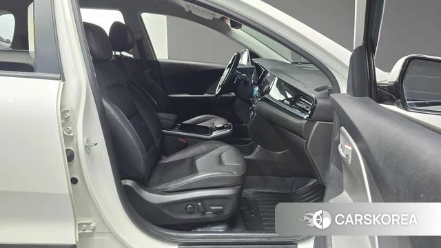 Kia Niro Plus 2023 Белый из Кореи, фото 2