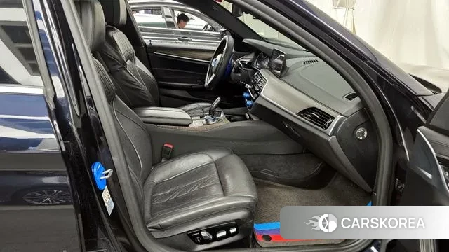 BMW 5 Series (G30) 2018 Черный из Кореи, фото 2